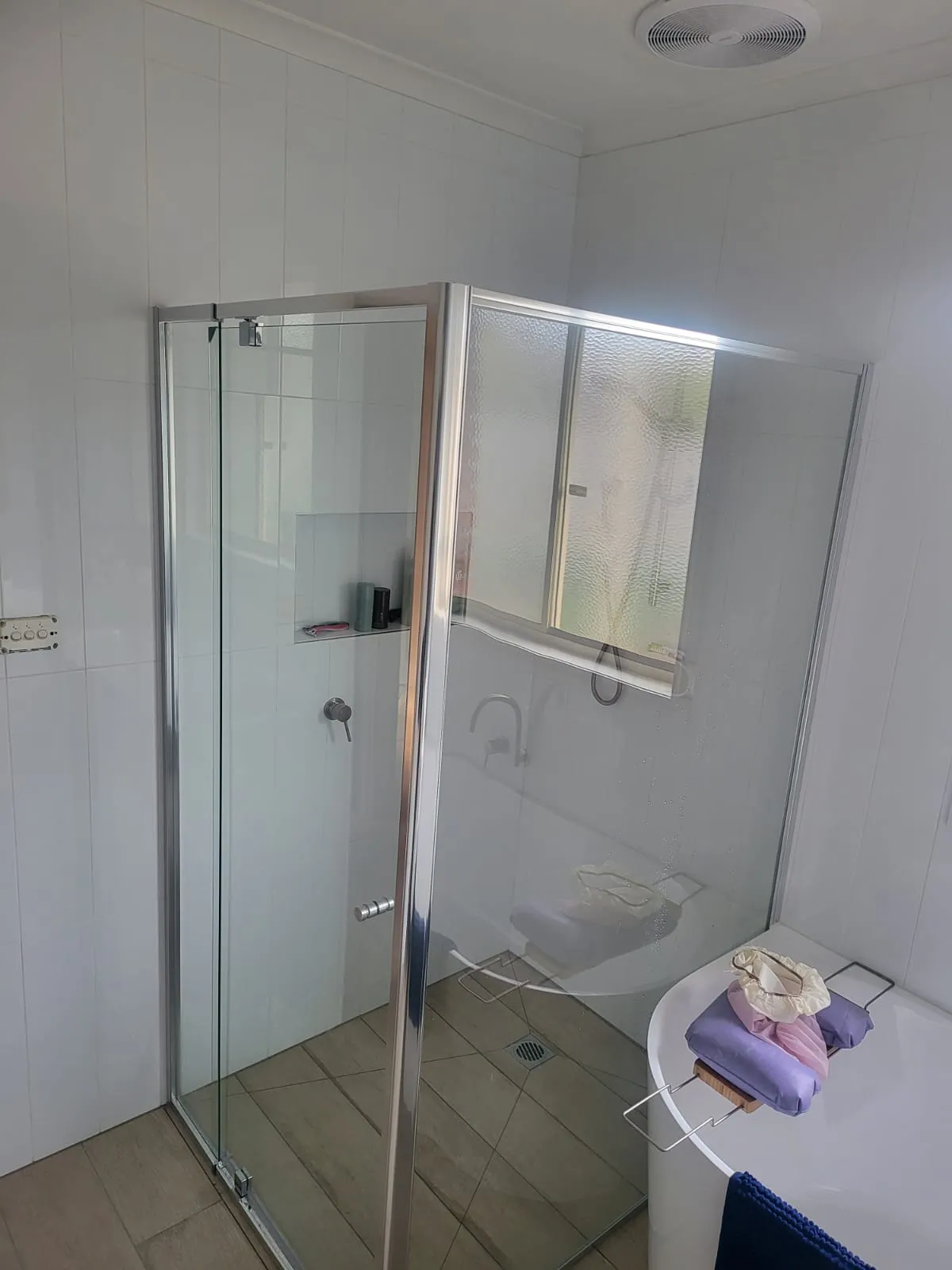 Frameless glass shower screen