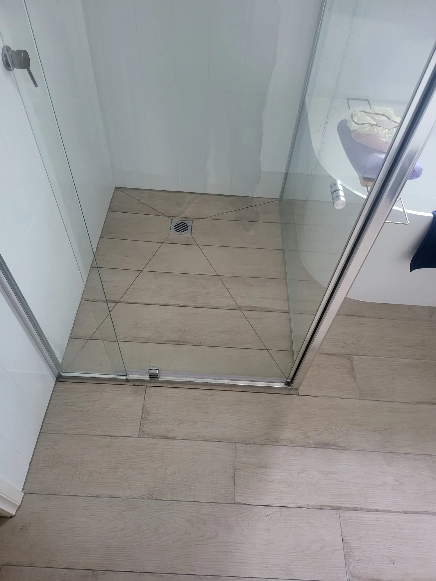 Tiled shower floor with central drain